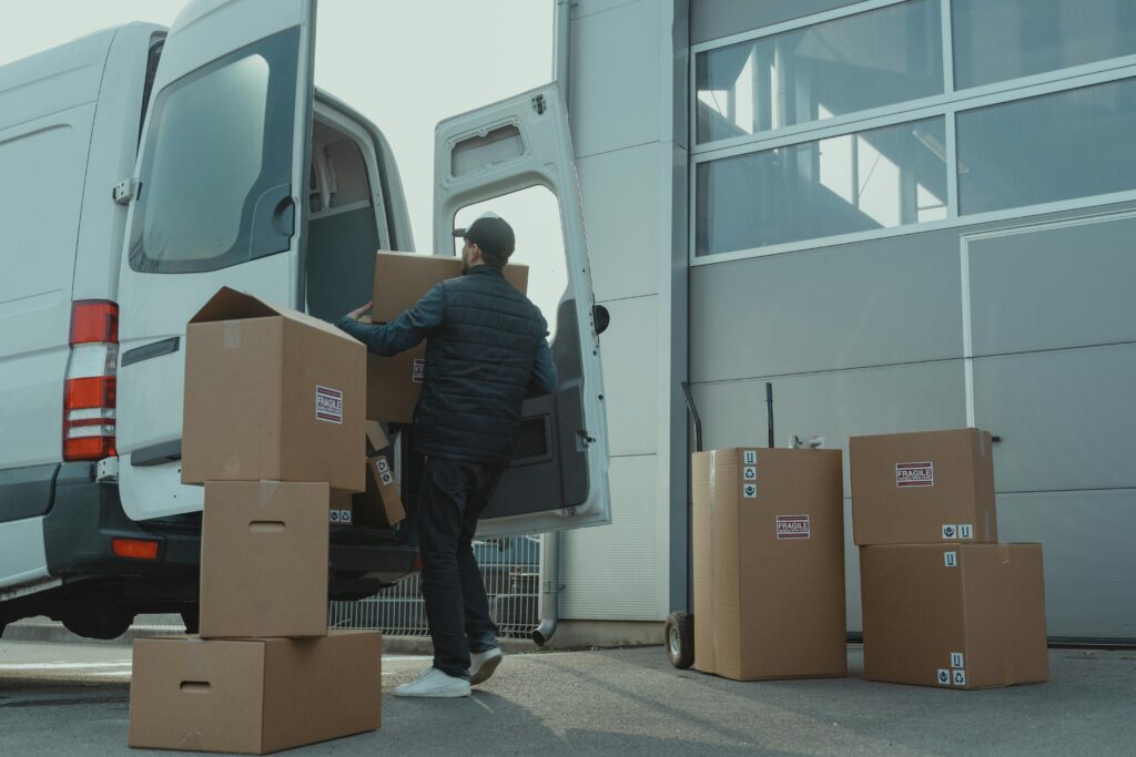 Foto von Tima Miroshnichenko: https://www.pexels.com/de-de/foto/mann-person-menschen-auto-6169056/