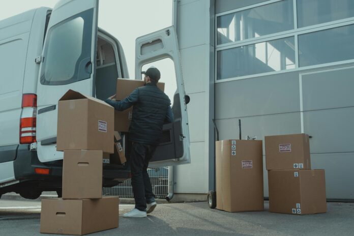 Foto von Tima Miroshnichenko: https://www.pexels.com/de-de/foto/mann-person-menschen-auto-6169056/