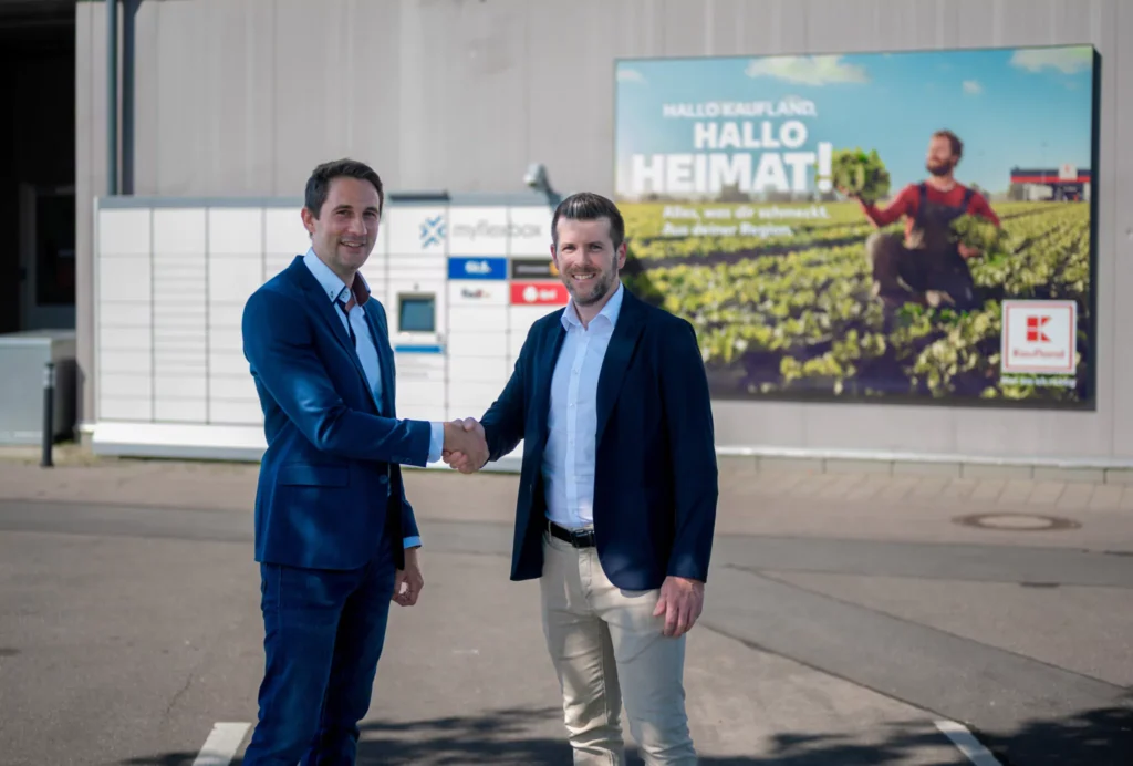 Jonathan Grothaus, CEO & Founder myflexbox (links) mit René Wolf, Geschäftsführer für Vermietung und Kaufmännisches Facility Management bei Kaufland, am Standort Prälat-Caire-Straße 7, 67071 Ludwigshafen am Rhein. Bild: myflexbox.