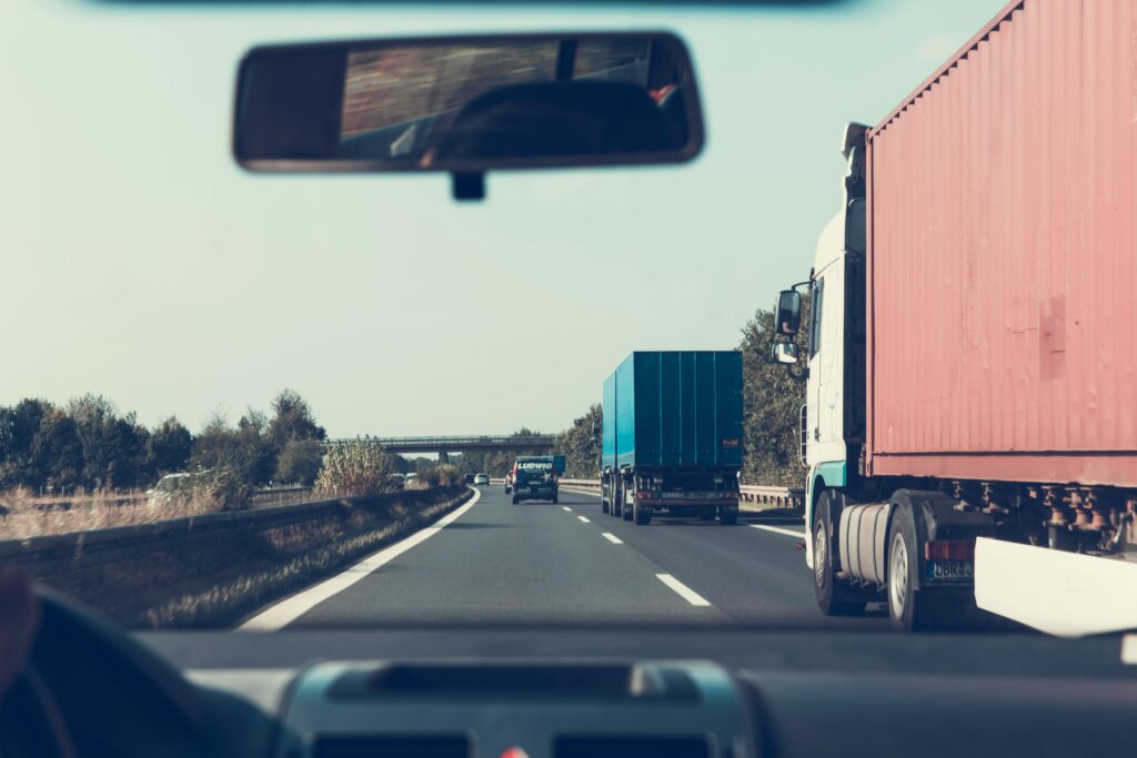 Foto von Markus Spiske: https://www.pexels.com/de-de/foto/autos-strasse-fahrzeuge-himmel-172074/