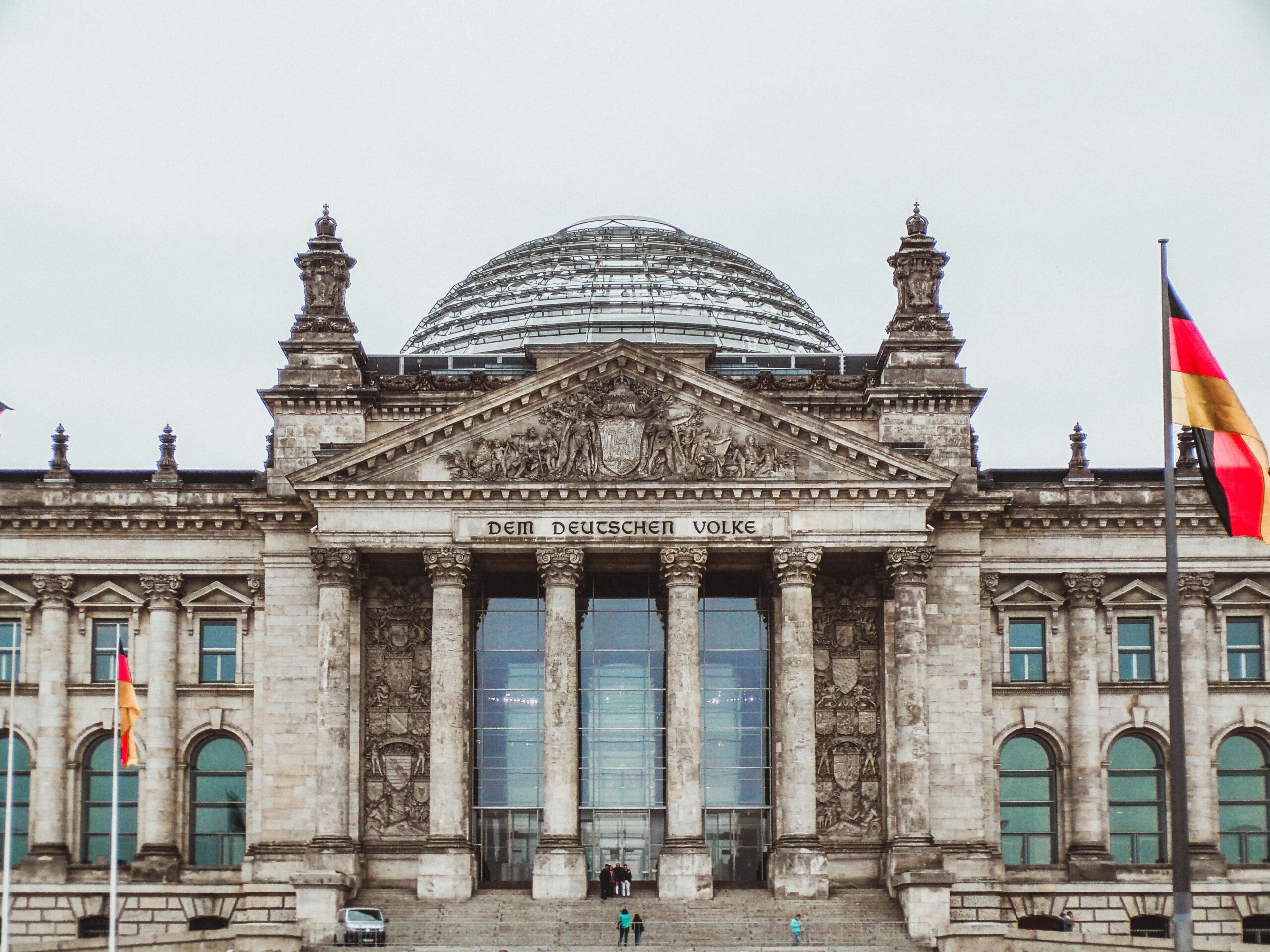 Foto von Niki Nagy: https://www.pexels.com/de-de/foto/flagge-in-der-nahe-des-gebaudes-1128416/