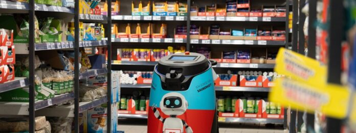 Kaufland testet derzeit in sechs Filialen den Einsatz von Reinigungsrobotern. Foto: Kaufland