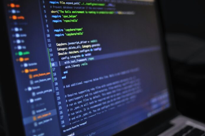 Foto von luis gomes: https://www.pexels.com/de-de/foto/schwarzer-und-grauer-laptop-computer-546819/