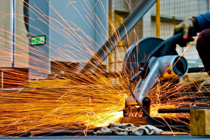 Foto von Anamul Rezwan: https://www.pexels.com/de-de/foto/trennsage-zum-schneiden-von-metall-mit-funken-1145434/