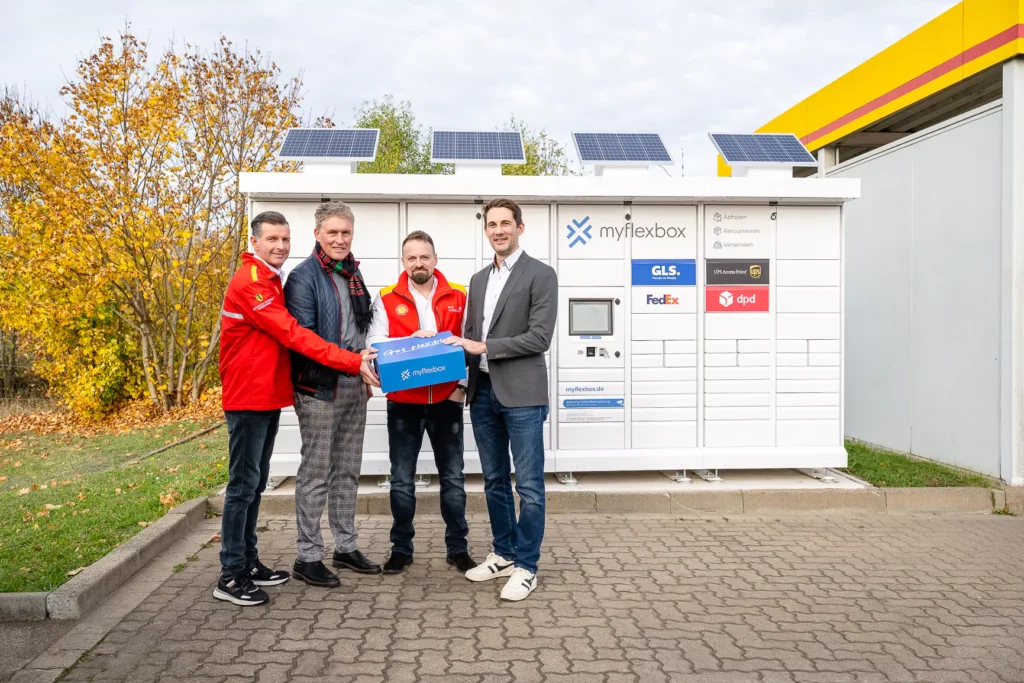 V.l.n.r.: Nico Töpfer (Tankstellen-Pächter), Rene Borchert (Network Portfolio Manager Shell), Emanuel Schild (Site Development Manager Shell) und Jonathan Grothaus (CEO & Founder myflexbox) am Shell Standort Stotternheimer Straße 41, 99087 Erfurt. Bildcredit: myflexbox.