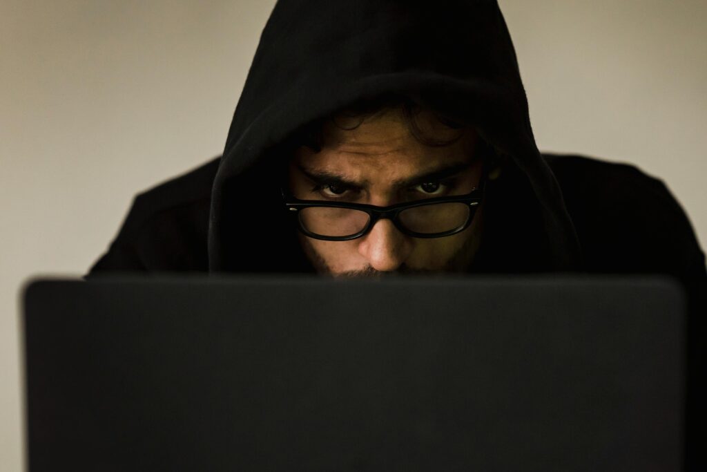Foto von Sora Shimazaki: https://www.pexels.com/de-de/foto/crop-fokussierte-hacker-in-der-haube-mit-laptop-5926386/