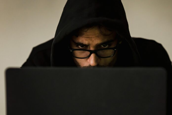 Foto von Sora Shimazaki: https://www.pexels.com/de-de/foto/crop-fokussierte-hacker-in-der-haube-mit-laptop-5926386/