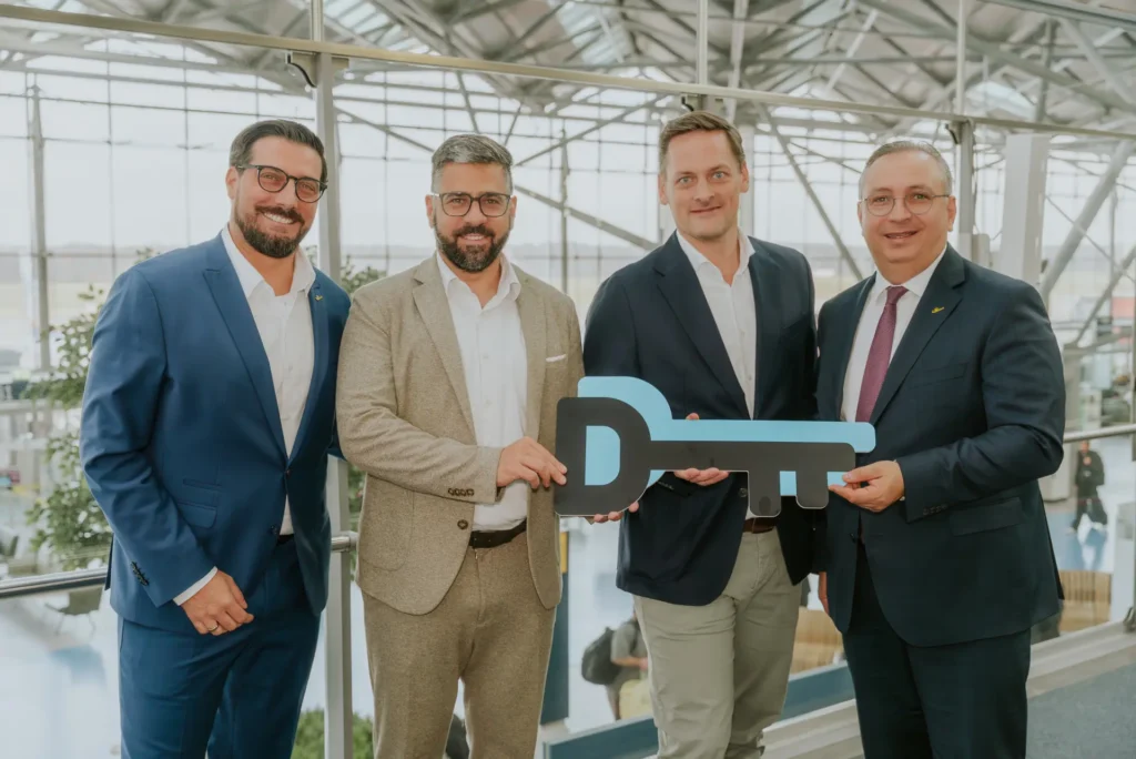 Freuen sich auf die Zusammenarbeit (v.r.): Cenk Özöztürk, Geschäftsführer der Flughafen Köln/Bonn GmbH, Philipp Debuch, Managing Director Industrial bei FIEGE, Benjamin Looser, Managing Director Air Cargo Logistics bei FIEGE und Tobias Lyssy, Vice President Marketing & Sales am Köln Bonn Airport. (Foto: Köln/Bonn Airport)