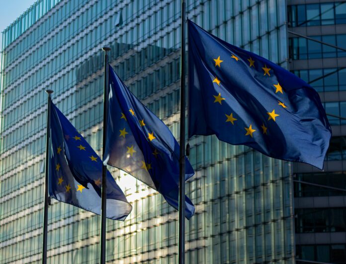 Foto von Marco: https://www.pexels.com/de-de/foto/fahnen-verwaltung-fahnenmasten-europaische-kommission-13153479/